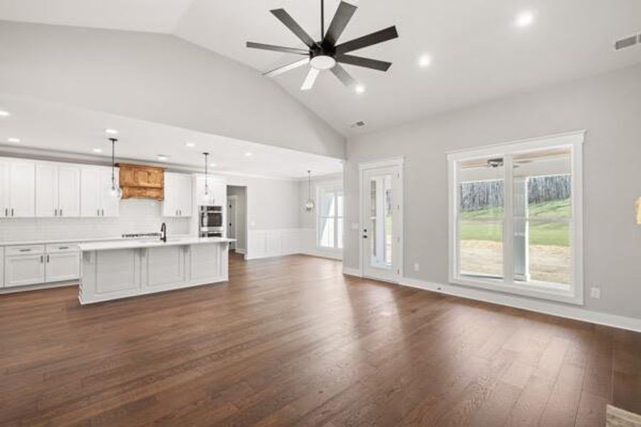 Spacious, unfurnished interior of a new home in , Jasper (Image 5).