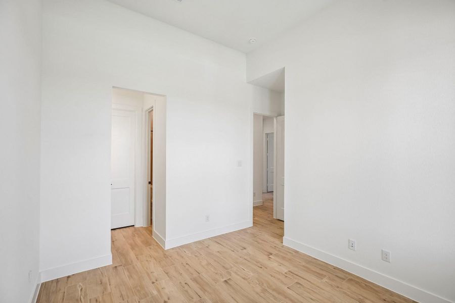 Spacious, unfurnished interior of a new home in , Mont Belvieu (Image 36).