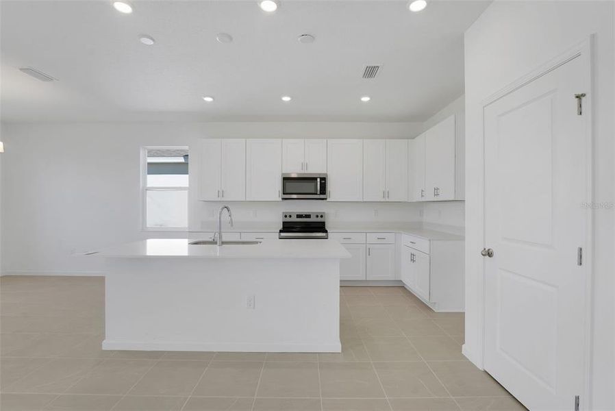Furnished interior view inside a new home in Willowbrook North, Winter Haven (Image 13).