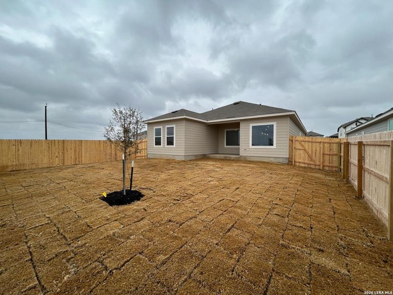 Exterior details and patio area of a home in Hennersby Hollow, San Antonio (Image 4).