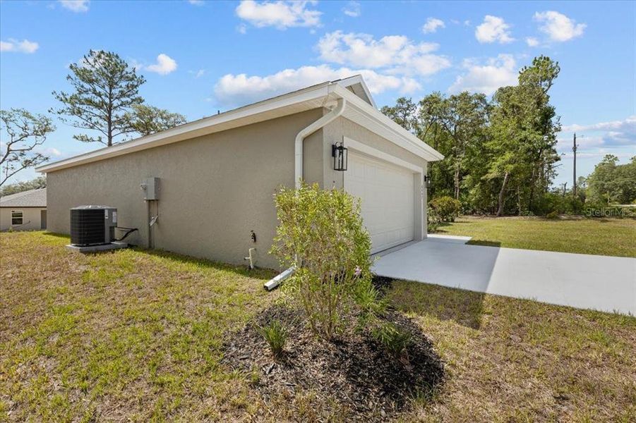 Exterior details and patio area of a home in , Citrus Springs (Image 31).