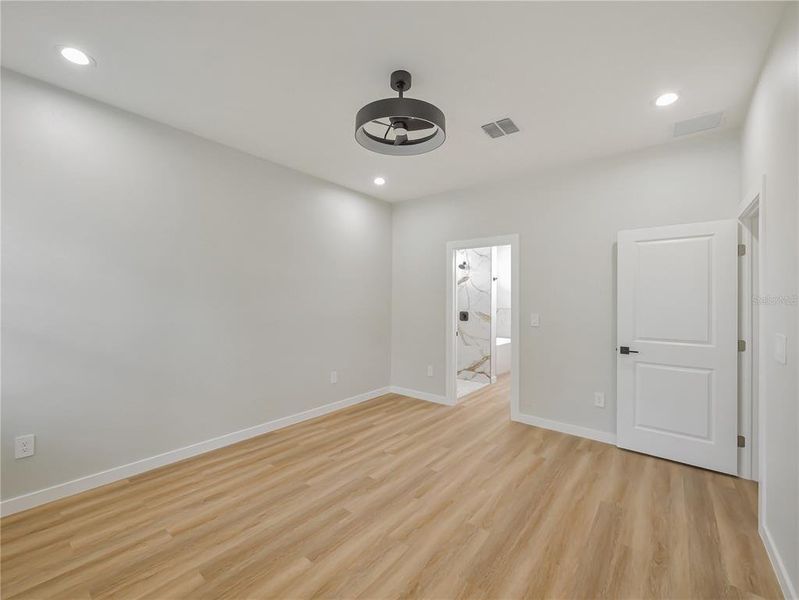 Spacious, unfurnished interior of a new home in , Ocala (Image 11).