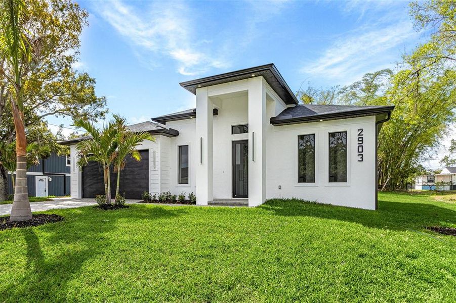 Exterior details and patio area of a home in , Lehigh Acres (Image 4).