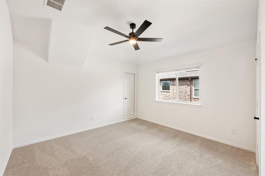 Spacious, unfurnished interior of a new home in Sonoma Verde, Rockwall (Image 34).