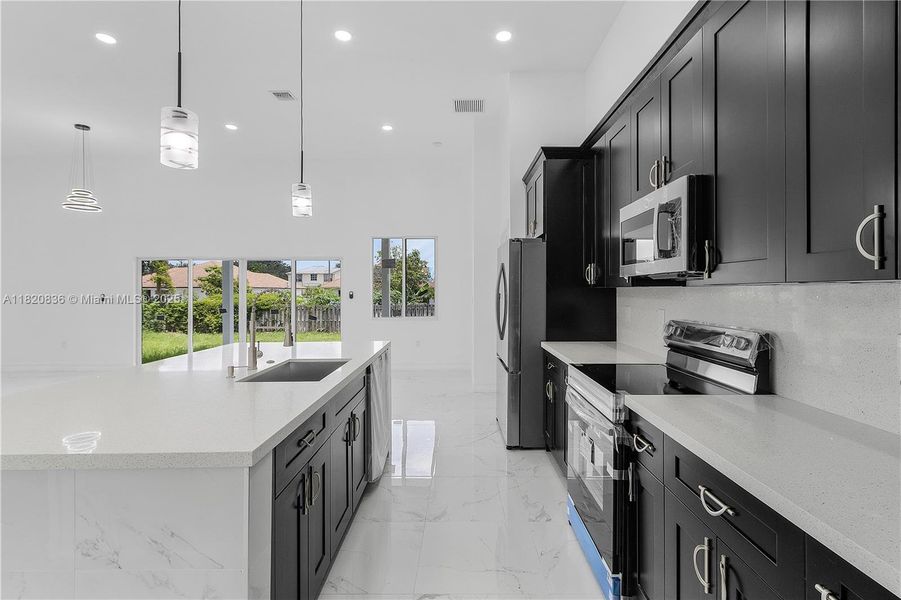 Spacious, unfurnished interior of a new home in , Lehigh Acres (Image 4).