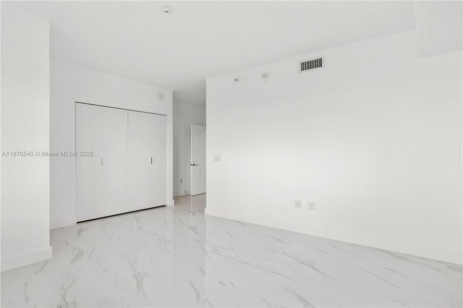 Spacious, unfurnished interior of a new home in Aria Reserve, Miami (Image 24).