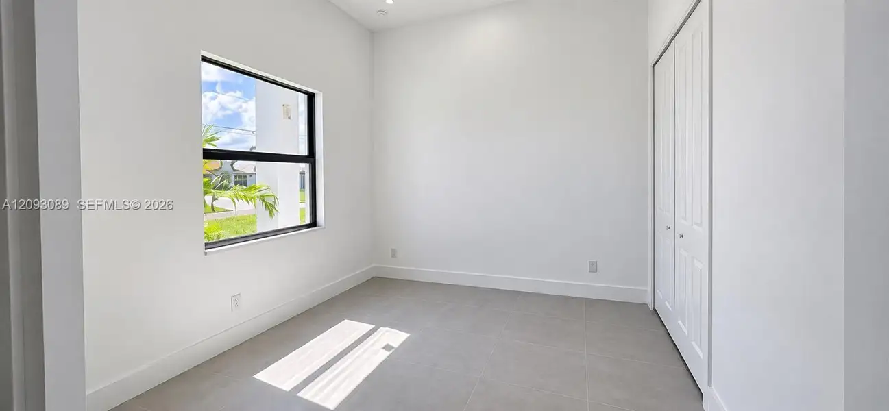 Spacious, unfurnished interior of a new home in , Cape Coral (Image 19).