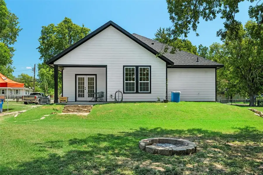 Front exterior of a new home in , Dallas, TX, highlighting curb appeal (Image 1). Front exterior of a new home in , Dallas, TX, highlighting curb appeal (Image 1).