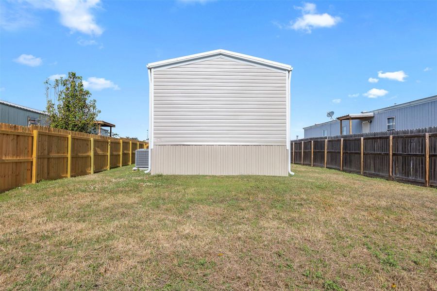 Exterior details and patio area of a home in , Navasota (Image 13).