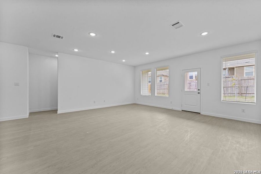 Spacious, unfurnished interior of a new home in Sky Ranch, New Braunfels (Image 15).