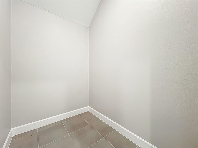 Spacious, unfurnished interior of a new home in , Winter Garden (Image 14).