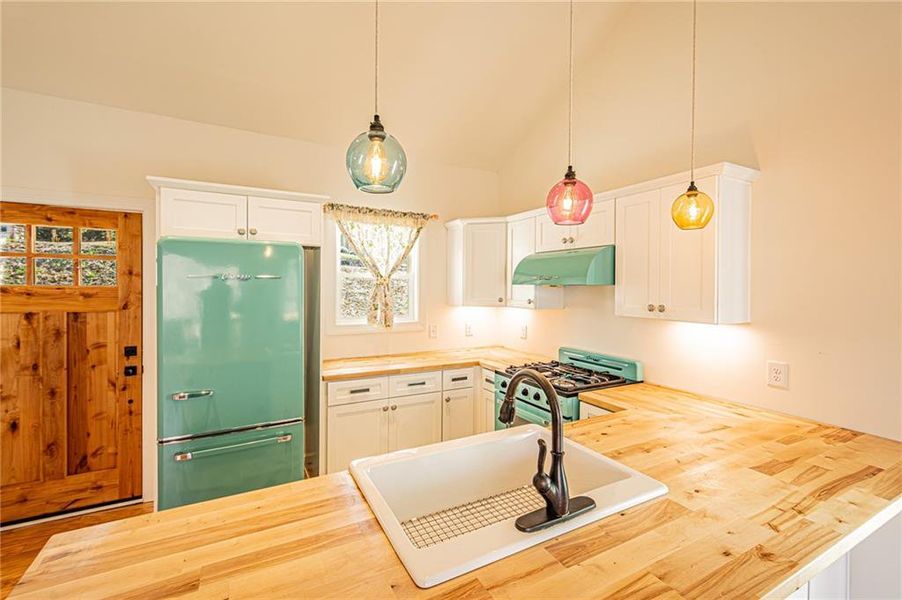 Furnished interior view inside a new home in , Dahlonega (Image 12).