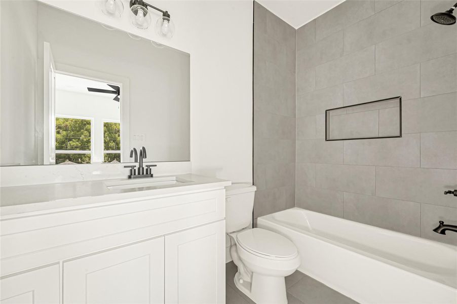 Additional view highlighting the shower and bath finishes. Additional view highlighting the shower and bath finishes.