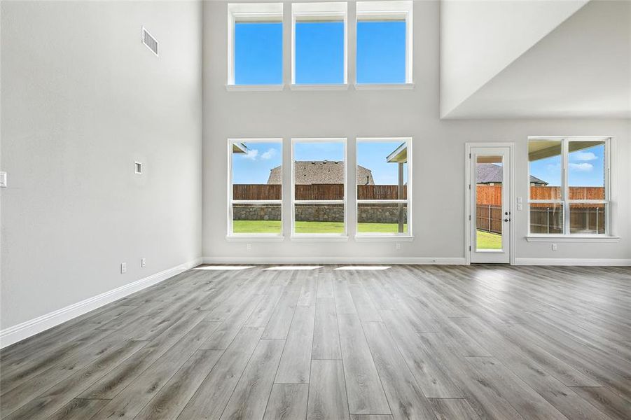 Spacious, unfurnished interior of a new home in Ridge Crossing, Waxahachie (Image 33).