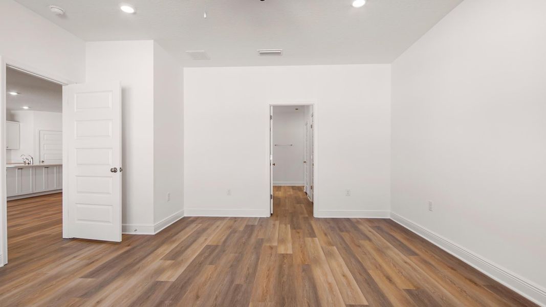 Spacious, unfurnished interior of a new home in Bayside at Ward Creek, Panama City Beach (Image 17).