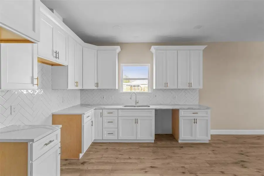 Furnished interior view inside a new home in , Corsicana (Image 7).