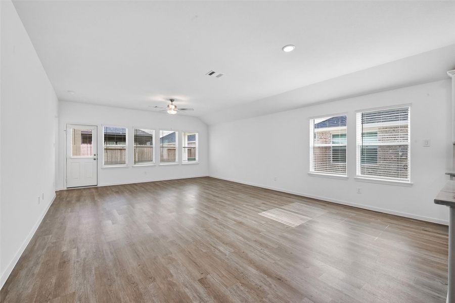 Spacious, unfurnished interior of a new home in Rollingbrook Estates, Baytown (Image 32). Spacious, unfurnished interior of a new home in Rollingbrook Estates, Baytown (Image 32).
