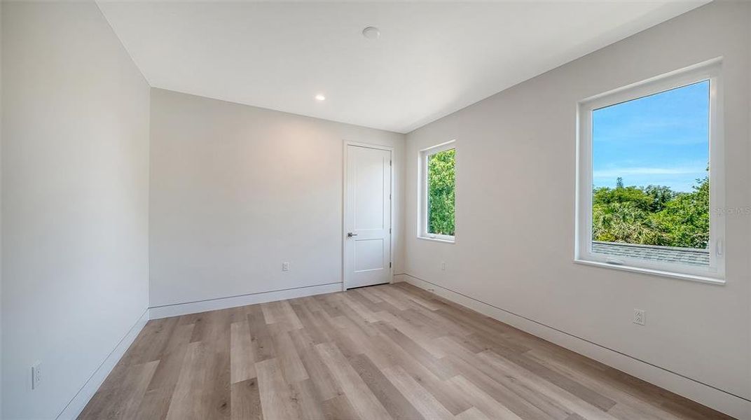 Spacious, unfurnished interior of a new home in , Sarasota (Image 41).