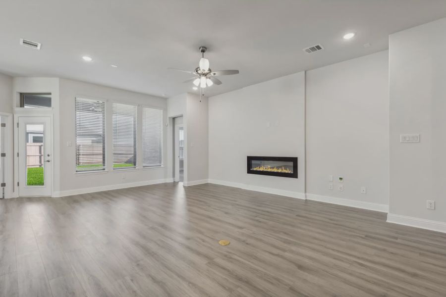 Spacious, unfurnished interior of a new home in Summer Crest, Fort Worth (Image 11).