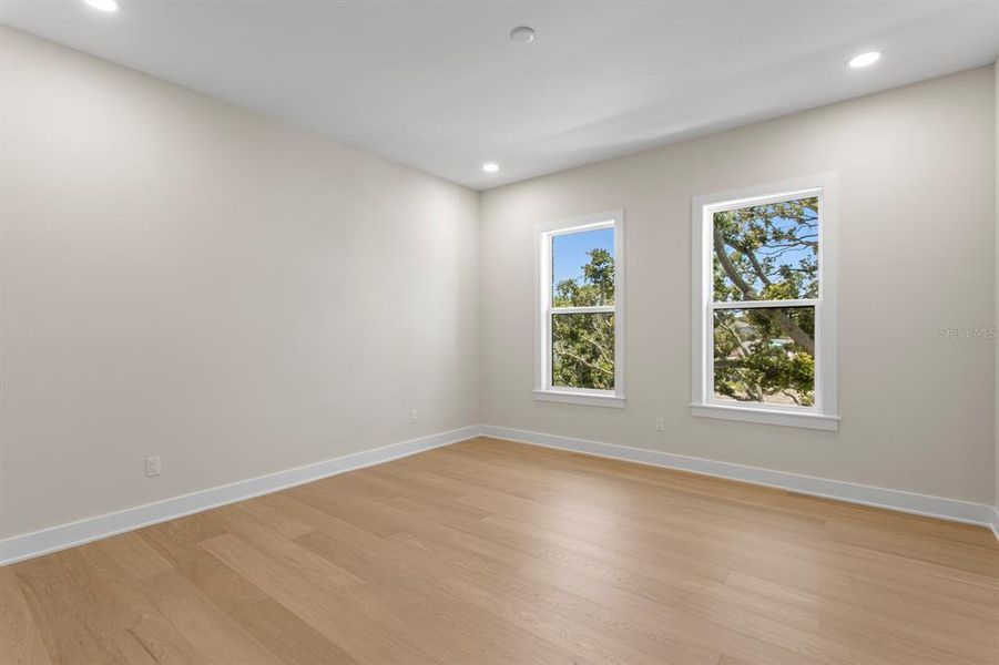 Spacious, unfurnished interior of a new home in , Tampa (Image 43).