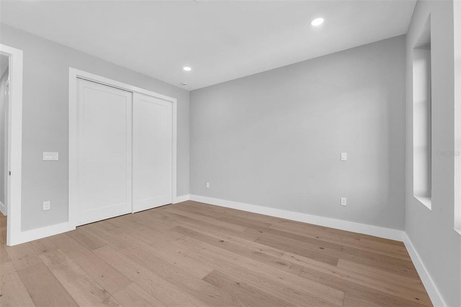 Spacious, unfurnished interior of a new home in College Park, Orlando (Image 24).
