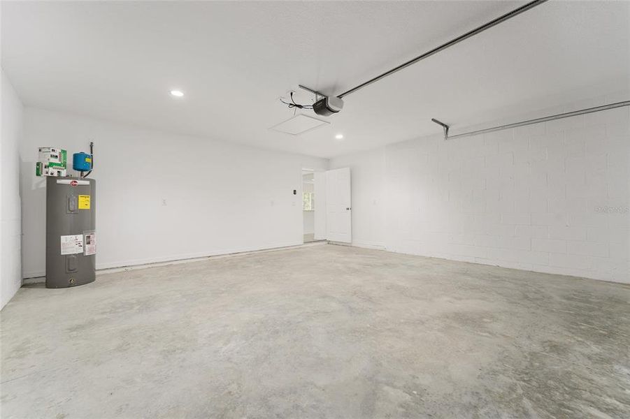 Spacious, unfurnished interior of a new home in , Silver Springs (Image 39).