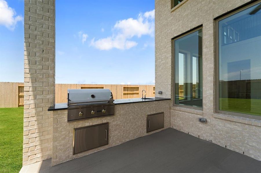 Exterior details and patio area of a home in Valencia 60', Manvel (Image 4).