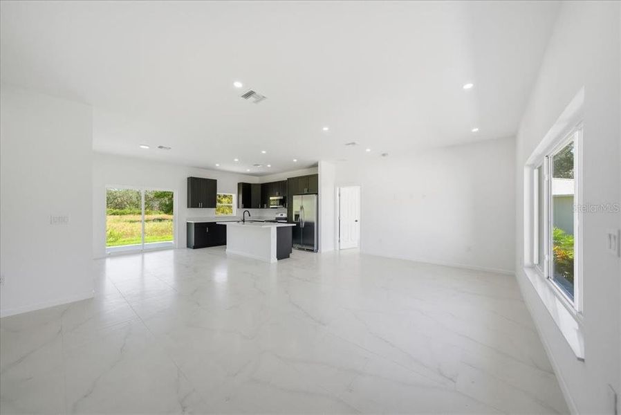 Spacious, unfurnished interior of a new home in , Avon Park (Image 9).