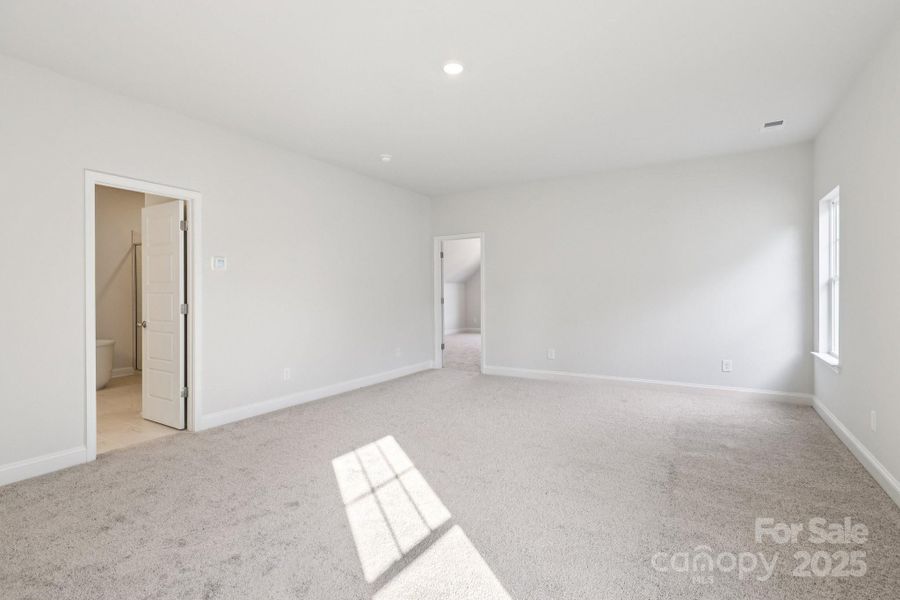 Spacious, unfurnished interior of a new home in Edgewood Preserve, Huntersville (Image 16).