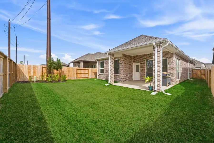Exterior details and patio area of a home in Wood Leaf Reserve, Tomball (Image 3).