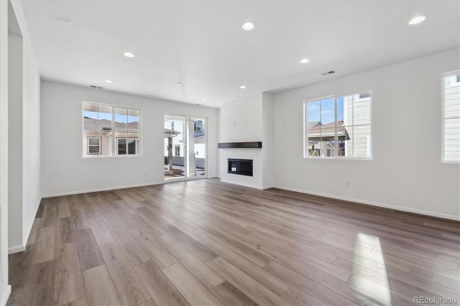 Spacious, unfurnished interior of a new home in Skyview at High Point, Aurora (Image 12).