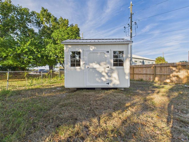 Exterior details and patio area of a home in , Fort Meade (Image 15).