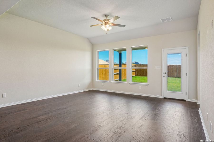 Spacious, unfurnished interior of a new home in Meyer Ranch - Enclave, New Braunfels (Image 35).