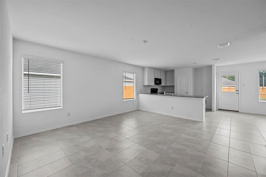 Spacious, unfurnished interior of a new home in Wright Farms: Watermill Collection, Dallas (Image 11).