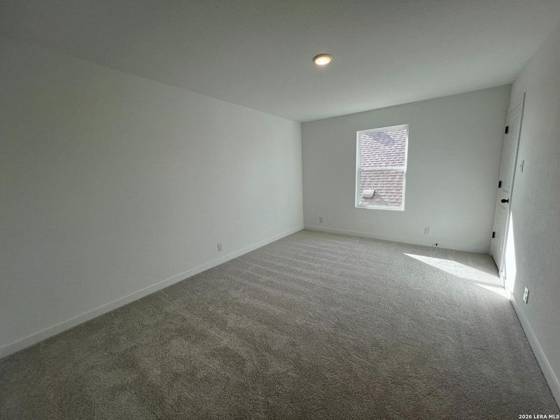 Spacious, unfurnished interior of a new home in Nopal Valley, San Antonio (Image 33).