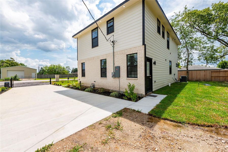 Front exterior of a new home in , Houston, TX, highlighting curb appeal (Image 20). Front exterior of a new home in , Houston, TX, highlighting curb appeal (Image 20).