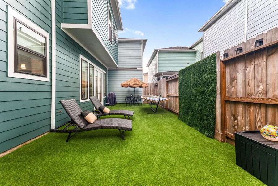 Exterior details and patio area of a home in Timbergrove Trails, Houston (Image 3).