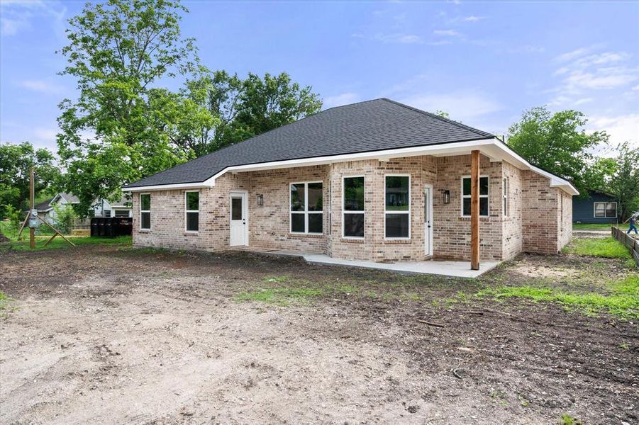 Exterior details and patio area of a home in , Corsicana (Image 3).