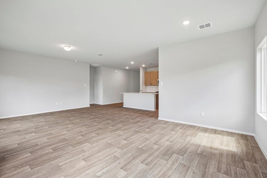 Spacious, unfurnished interior of a new home in Cloverleaf, Austin (Image 28).