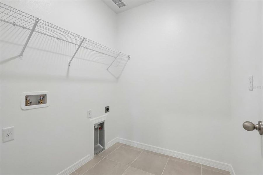 Spacious, unfurnished interior of a new home in Eagletail Landings, Howey-in-the-Hills (Image 18).