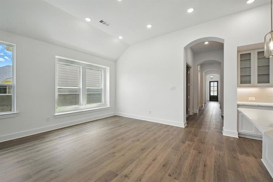 Spacious, unfurnished interior of a new home in Treeline, Justin (Image 18).