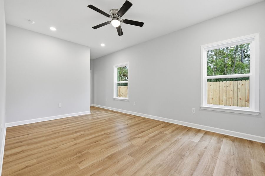 Spacious, unfurnished interior of a new home in Live Oak Cottages, Freeport (Image 28).