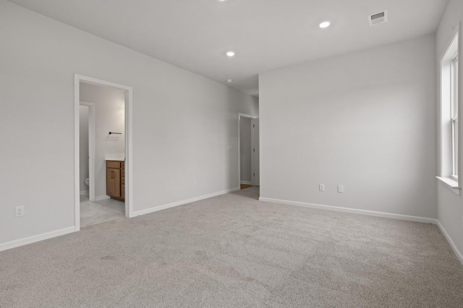 Spacious, unfurnished interior of a new home in , Seneca (Image 24).
