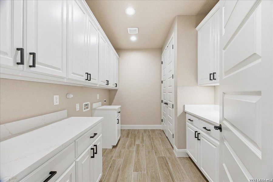 Furnished interior view inside a new home in , La Vernia (Image 10).