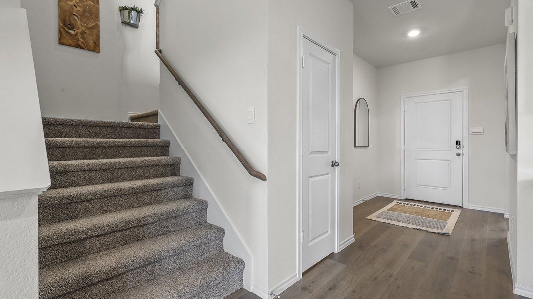 Spacious, unfurnished interior of a new home in Bluff Springs, Ferris (Image 18).