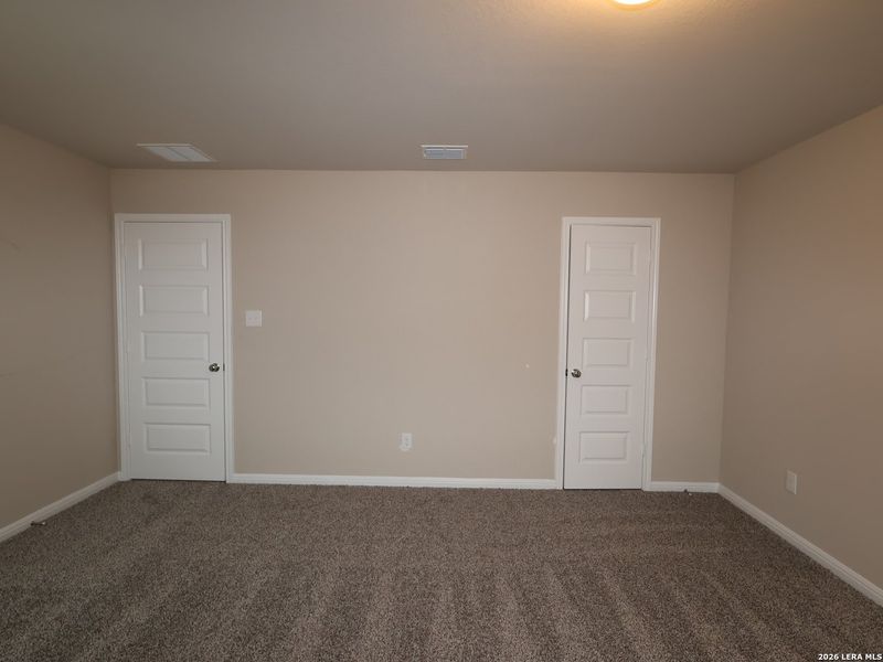 Spacious, unfurnished interior of a new home in Mesquite Ridge, San Antonio (Image 28).