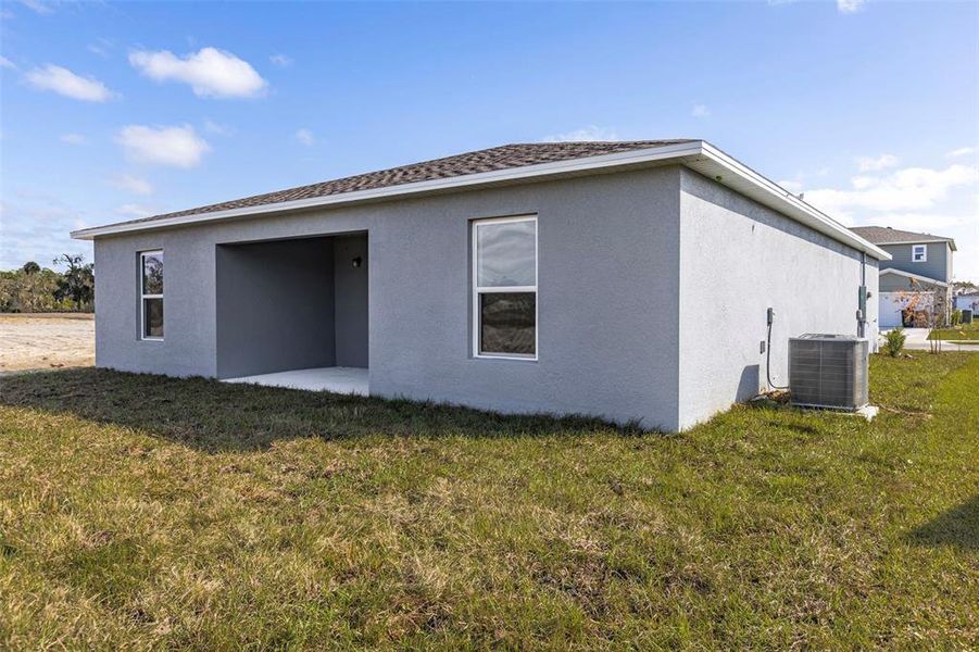 Exterior details and patio area of a home in West Oak, Ocala (Image 4).