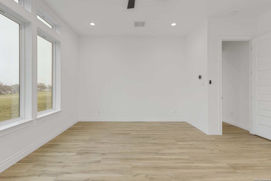 Spacious, unfurnished interior of a new home in , Bandera (Image 41).