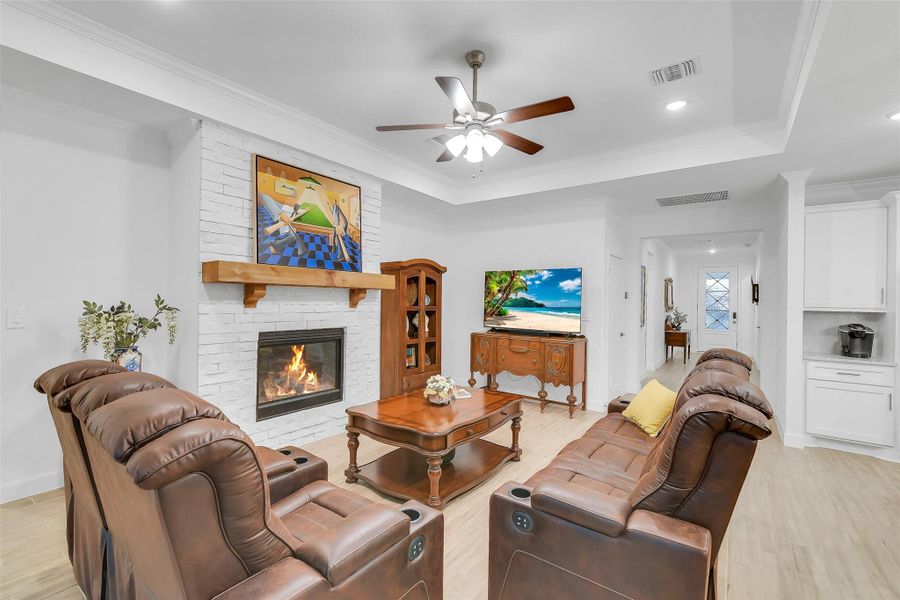 Furnished interior view inside a new home in Del Webb in Chambers Creek, Willis (Image 7). Furnished interior view inside a new home in Del Webb in Chambers Creek, Willis (Image 7).