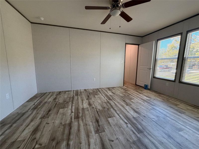 Spacious, unfurnished interior of a new home in , Oyster Creek (Image 6).